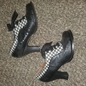 Black and houndstooth shoe